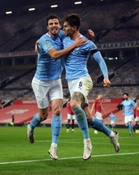  曼城铁卫头槌制胜，连续十场零封创英超新纪录  